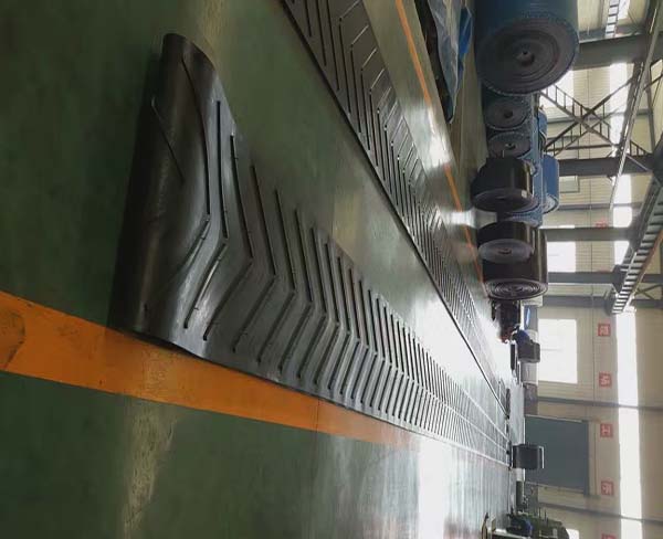 凸人字花紋輸送帶